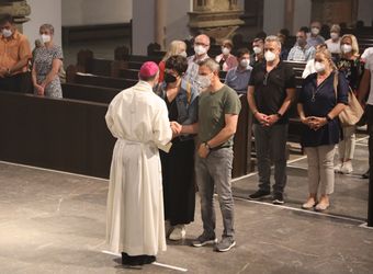 Bischof Dr. Franz Jung feierte am Mittwochabend, 23. Juni, einen Gottesdienst für Ehepaare, die 2021 oder 2021 auf 25 gemeinsame Jahre zurückblicken. Im Anschluss konnten sich die Paare segnen lassen.