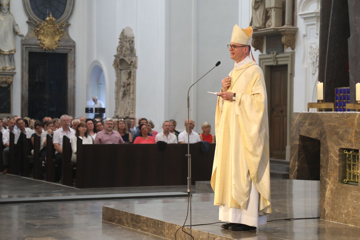 Mit rund 1000 Eheleuten, die in diesem Jahr Silberhochzeit haben, feierte Bischof Dr. Franz Jung am Freitagabend, 4. Juli 2025, einen Pontifikalgottesdienst im Kiliansdom. Im Anschluss erteilten er, Weihbischof Paul Reder sowie weitere Seelsorgerinnen und Seelsorger den Paaren einzeln den Segen.