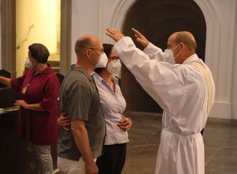 Mit rund 100 Ehepaaren aus der ganzen Diözese hat Bischof Dr. Franz Jung am Montagabend, 28. Juni, einen Gottesdienst im Würzburger Kiliansdom gefeiert. Eingeladen waren Ehejubilare, die in den Jahren 2020 und 2021 ihr silbernes Ehejubiläum feiern. Nach dem Gottesdienst ließen sich die Ehepartner von Bischof Jung und weiteren Priestern und Diakonen mit Abstand segnen.