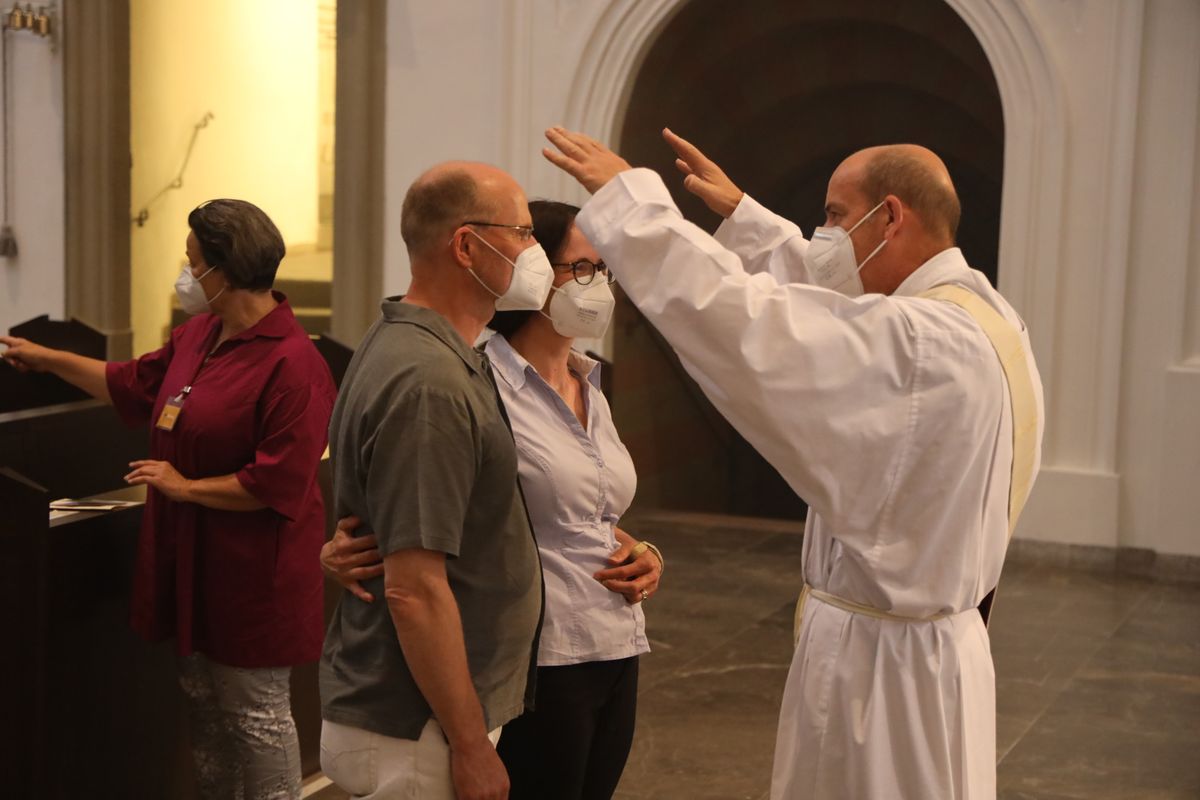 2621/0619 Ehejubilare Bischof 28. Juni Abend_27949 Mit rund 100 Ehepaaren aus der ganzen Diözese hat Bischof Dr. Franz Jung am Montagabend, 28. Juni, einen Gottesdienst im Würzburger Kiliansdom gefeiert. Eingeladen waren Ehejubilare, die in den Jahren 2020 und 2021 ihr silbernes Ehejubiläum feiern. Nach dem Gottesdienst ließen sich die Ehepartner von Bischof Jung und weiteren Priestern und Diakonen mit Abstand segnen.