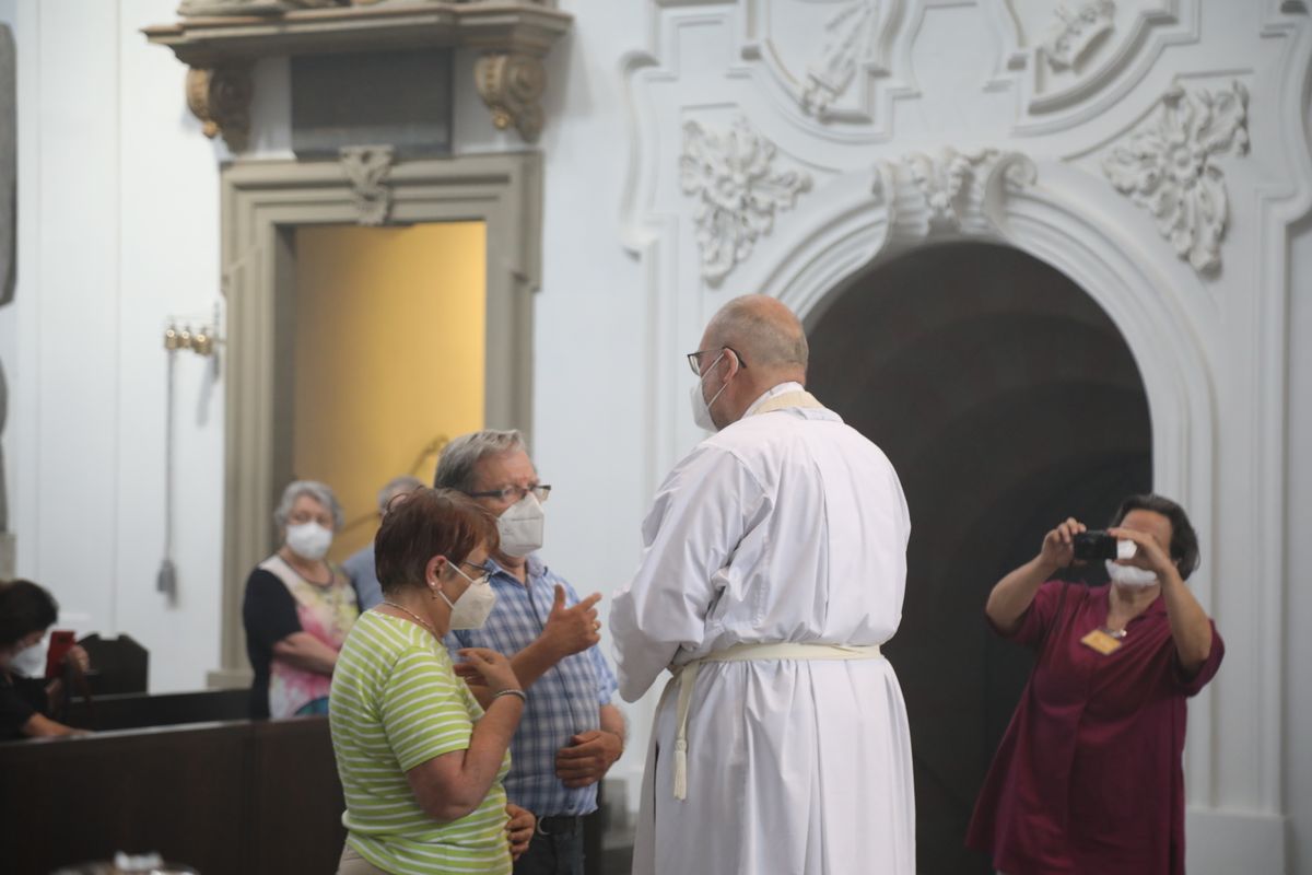 2621/0622 - Ehejubilare Gold mit Weihbischof Ulrich Boom_27873 Weihbischof Ulrich Boom feierte am Montagnachmittag, 26. Juni, einen Gottesdienst für Ehepaare, die 2020 oder 2021 ihr goldenes, diamantenes oder eisernes Ehejubiläum hatten. Im Anschluss konnten sich die Paare segnen lassen.