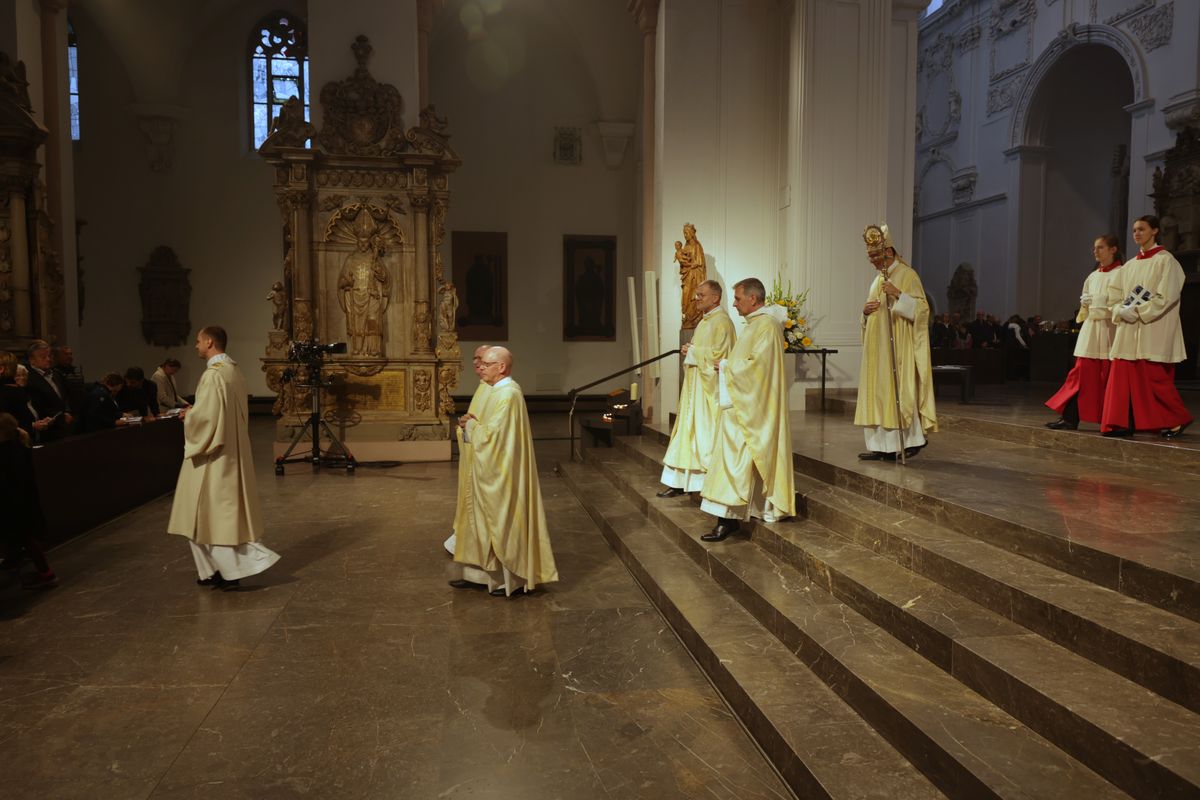 Bei einem Pontifikalgottesdienst am Samstag, 27. September, weihte Weihbischof Paul Reder drei Männer im Würzburger Kiliansdom zu Diakonen.