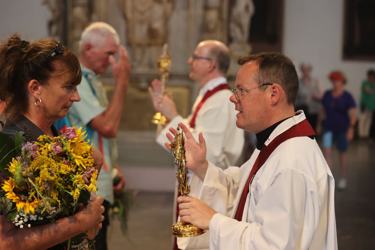Am Ende der Wallfahrt konnten die Frauen und Männer sich einzeln segnen lassen.