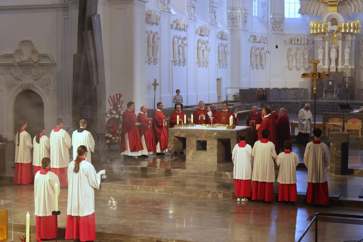 Rund 900 Personen feierten den Kiliani-Pontifikalgottesdienst für Räte und Politiker am Montagabend, 7. Juli, im Kiliansdom mit. Eine Begegnung auf dem Kiliansplatz schloss sich an. 