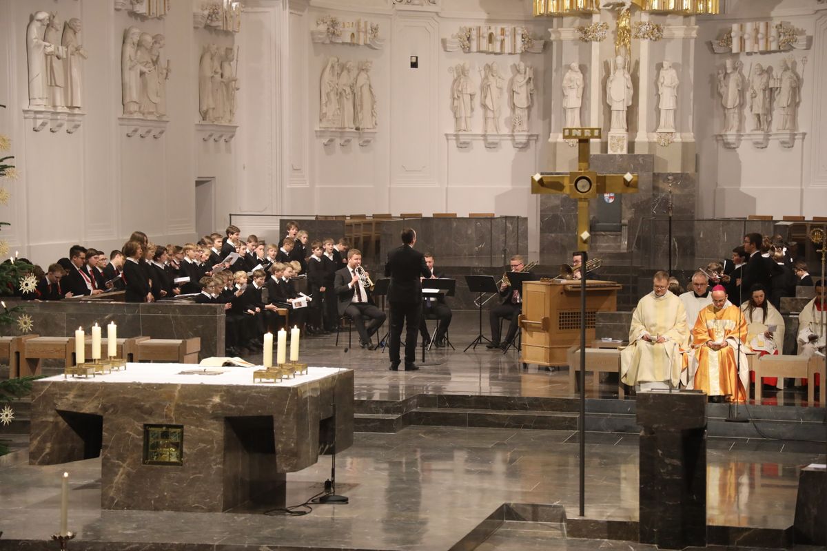 Die Domsingknaben und ein Bläserensemble unter der Leitung von Domkapellmeister Professor Christian Schmid gestalteten  die Christmette musikalisch mit.  Die Domsingknaben und ein Bläserensemble unter der Leitung von Domkapellmeister Professor Christian Schmid gestalteten  die Christmette musikalisch mit.