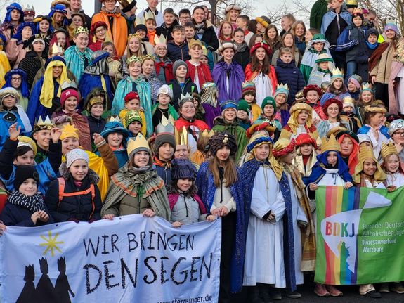 Rund 300 Personen nahmen am Sternsinger-Dankeschönfest in Marktheidenfeld teil. Rund 300 Personen nahmen am Sternsinger-Dankeschönfest in Marktheidenfeld teil.
