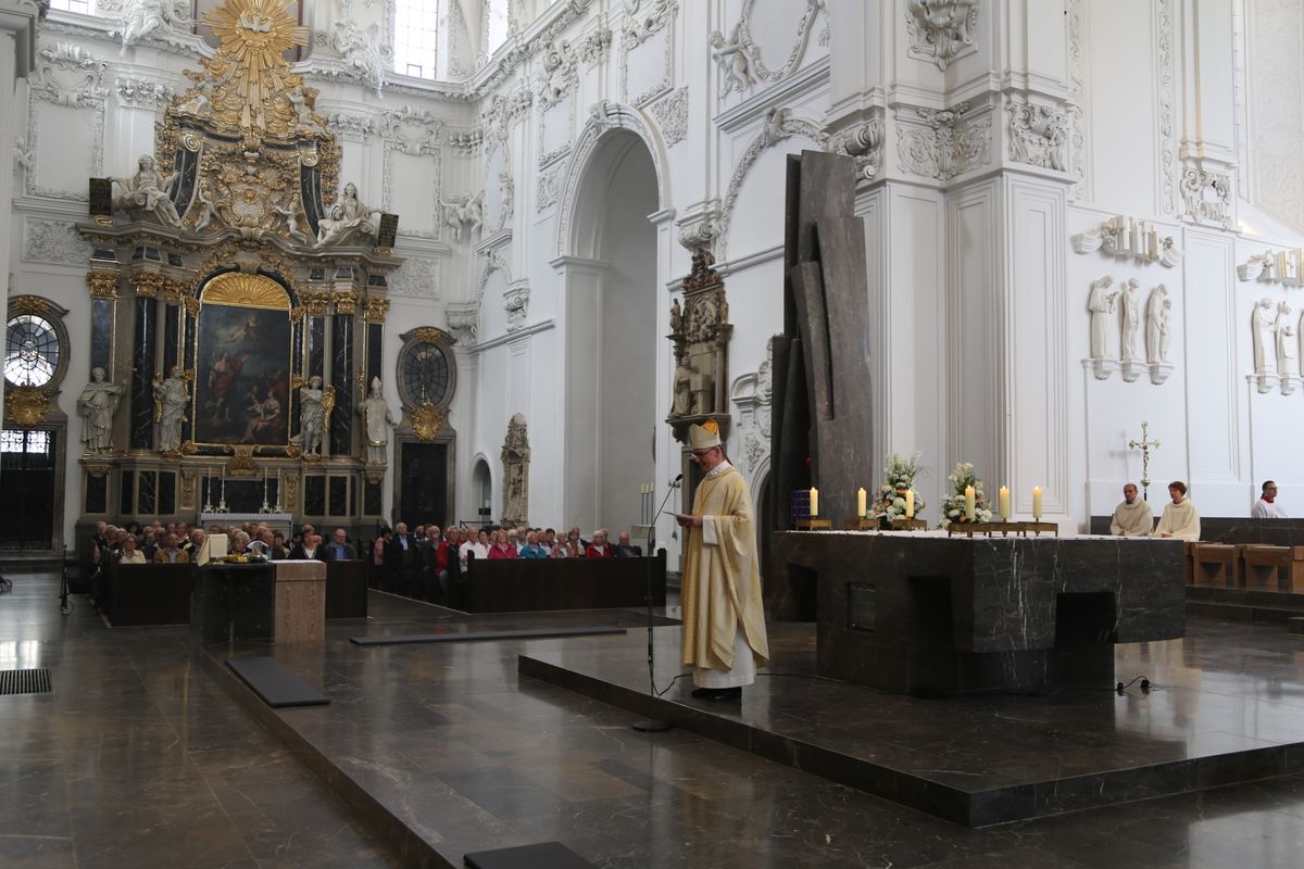 Bischof Dr. Franz Jung hat am Donnerstagnachmittag, 4. Juli, mit etwa 320 Paaren im Kiliansdom ihr goldenes oder diamantenes Ehejubiläum gefeiert.
