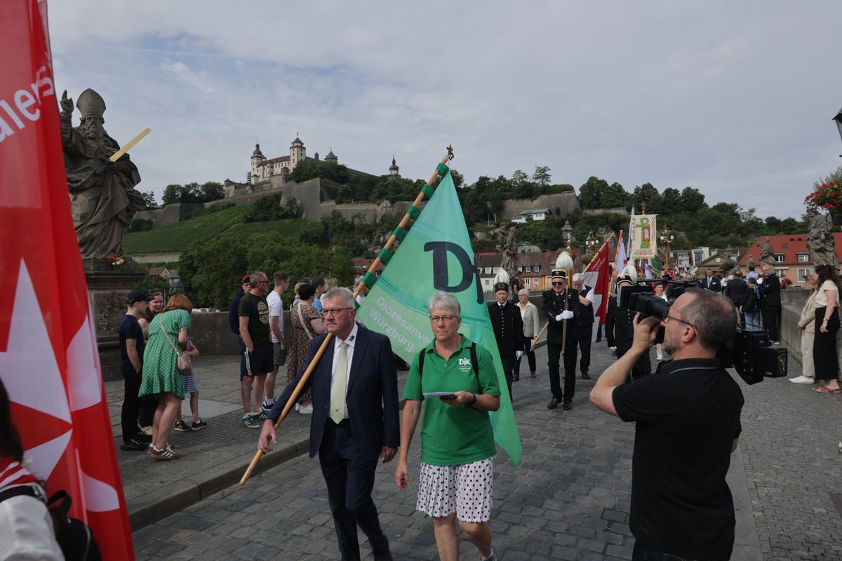 Mit einer Reliquienprozession von Sankt Burkard über die Alte Mainbrücke und einem Pontifikalgottesdienst im Kiliansdom ist am Sonntag, 6. Juli, die Kiliani-Wallfahrtswoche 2025 eröffnet worden.
