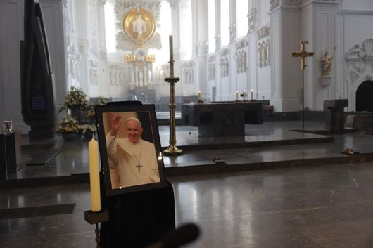 1725/0406 Kondolenzbuch und Gebet Papsttod Dom_57450