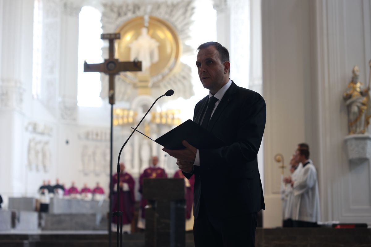 Bischof Dr. Franz Jung feierte am Samstag, 12. Oktober, im Würzburger KIliansdom ein Pontifikalrequiem für Weihbischof em. Helmut Bauer. Die anschließende Beisetzung leitete Dompropst Weihbischof Paul Reder.