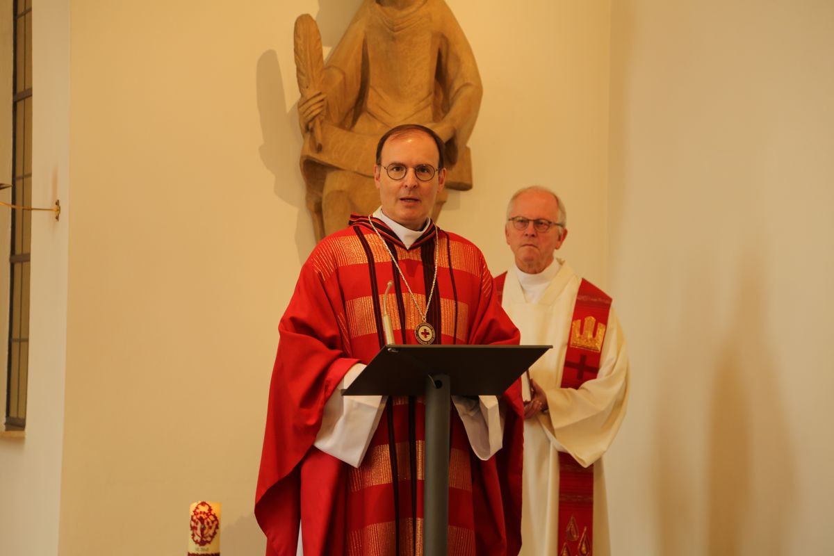 Weihbischof Paul Reder hat am Mittwoch, 9. Juli, einen Kiliani-Gottesdienst in der Kapelle der Ritaschwestern am Juliusspital Hospiz in Würzburg gefeiert. Nach dem Gottesdienst besuchte er das Hospiz und kam in den Austausch mit Mitarbeitenden und Gästen.