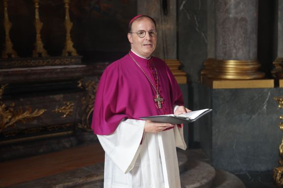 Dr. Matthias Leineweber und Manuel Thomas sind am Dienstag, 1. Juli, im Würzburger Kiliansdom als neue Domvikare eingeführt worden.