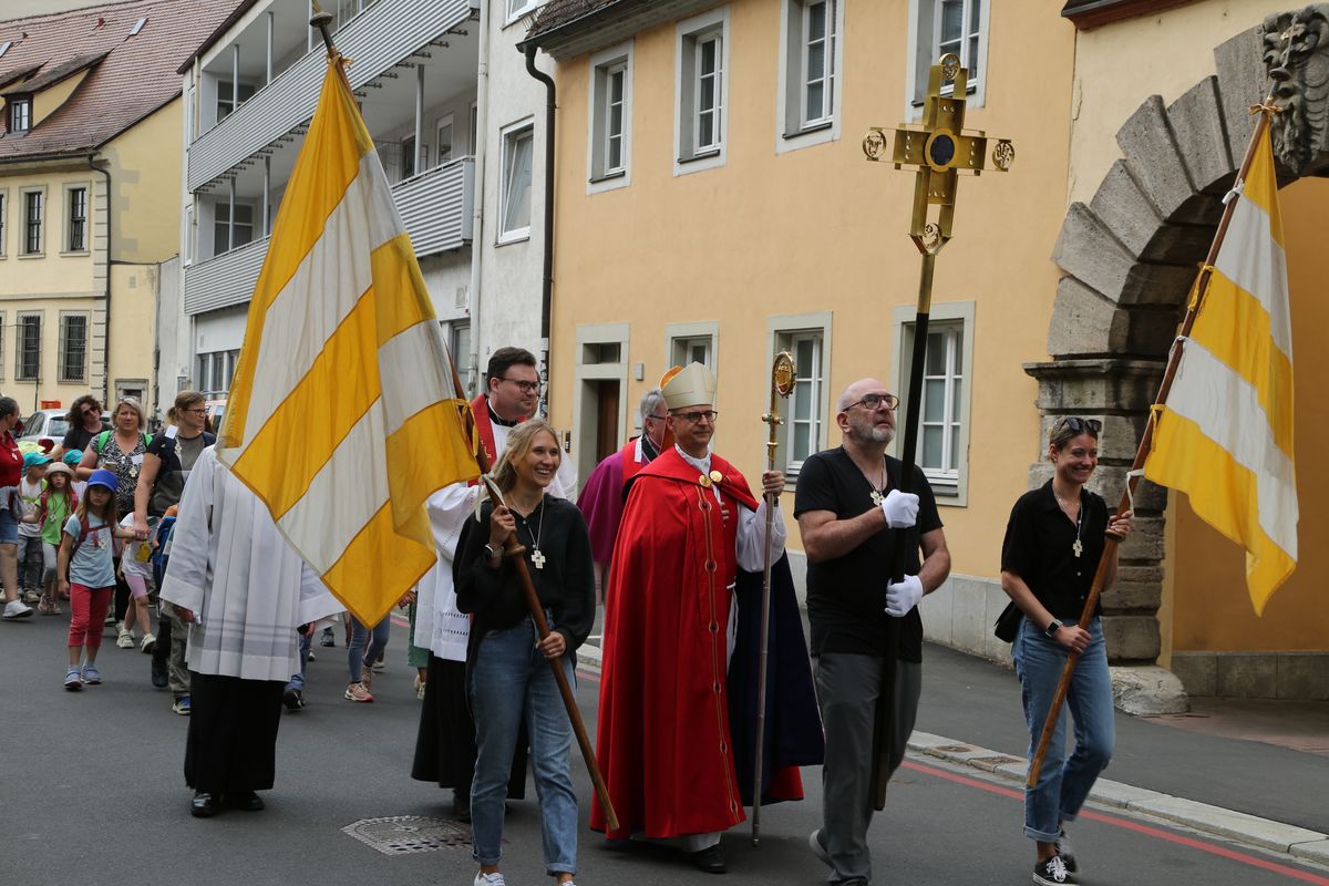Rund 900 Kindergartenkinder haben am Freitag, 11. Juli, einen Gottesdienst mit Bischof Dr. Franz Jung in der Kirche Sankt Burkard gefeiert. Im Anschluss zogen sie über die Alte Mainbrücke in den Kiliansdom. 