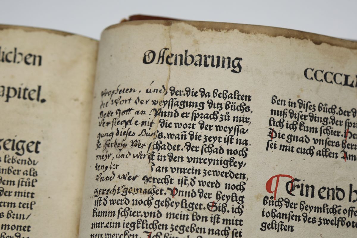 In der linken oberen Ecke kann man sehen, wie bei der letzten Restaurierung ein fehlendes Stück Papier durch das sogenannte Anfasern ausgebessert wurde. Der fehlende Text wurde handschriftlich ergänzt.  In der linken oberen Ecke kann man sehen, wie bei der letzten Restaurierung ein fehlendes Stück Papier durch das sogenannte Anfasern ausgebessert wurde. Der fehlende Text wurde handschriftlich ergänzt.