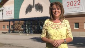 Moderatorin Britta Hundesrügge vor dem Passionstheater in Oberammergau