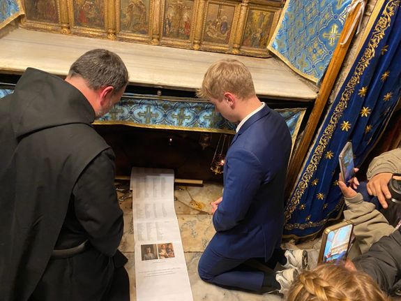 Fabian Zimmermann bei der Weihnachtsaktion der Dormitio-Abtei mit der Schriftrolle in der Geburtsgrotte Jesu in Bethlehem. Fabian Zimmermann bei der Weihnachtsaktion der Dormitio-Abtei mit der Schriftrolle in der Geburtsgrotte Jesu in Bethlehem.