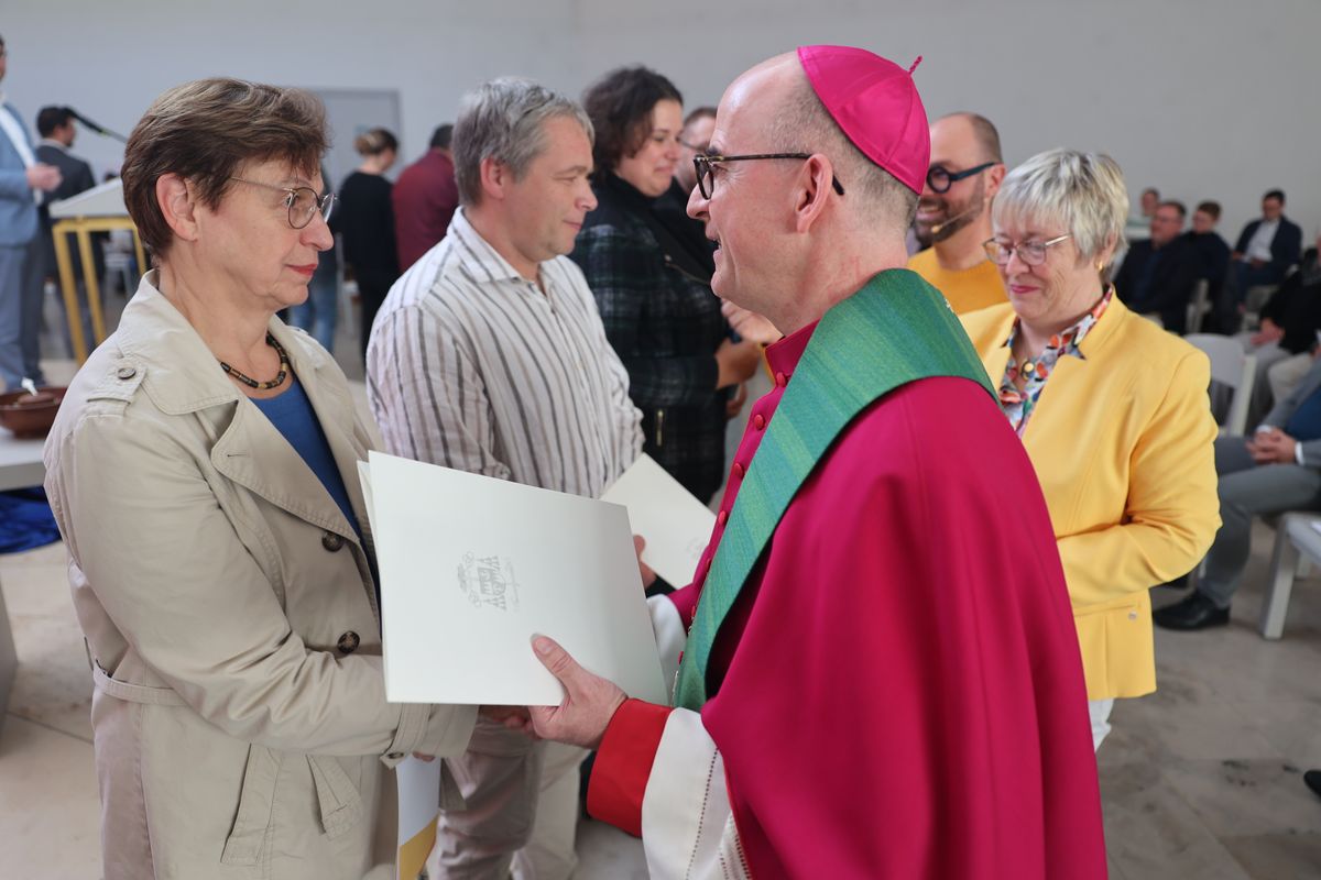 Bei einem Gottesdienst in der Jugendkirche Würzburg hat Bischof Dr. Franz Jung am Freitag, 25. Oktober, insgesamt 47 Personen für die Schulpastoral beauftragt.