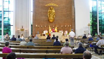 Weihbischof Ulrich Boom feierte am Dienstag, 6. Juli 2021, einen regionalen Kiliani-Pontifikalgottesdienst in der Pfarrkirche "Zur Mutterschaft Mariens" in Hösbach-Bahnhof.