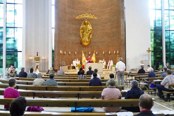 Weihbischof Ulrich Boom feierte am Dienstag, 6. Juli 2021, einen regionalen Kiliani-Pontifikalgottesdienst in der Pfarrkirche "Zur Mutterschaft Mariens" in Hösbach-Bahnhof.