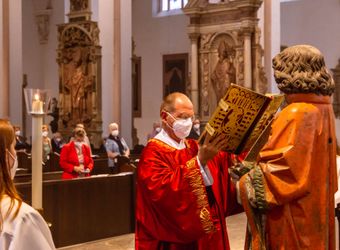 Bischof Dr. Franz Jung hat am Hochfest der Frankenapostel, Donnerstag, 8. Juli, mit haupt- und ehrenamtlichen Mitarbeiterinnen und Mitarbeitern der Caritas ein Pontifikalamt im Würzburger Kiliansdom gefeiert.