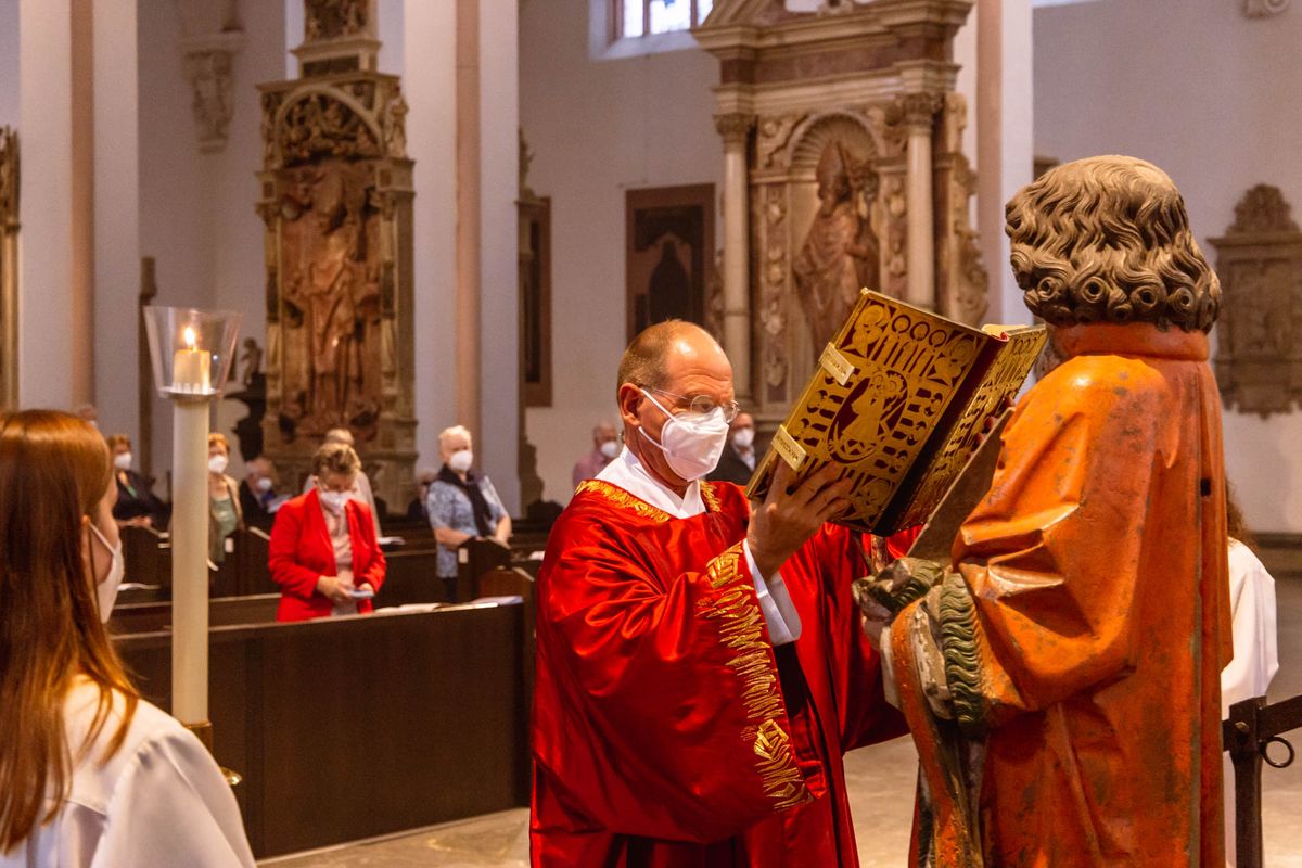 Bischof Dr. Franz Jung hat am Hochfest der Frankenapostel, Donnerstag, 8. Juli, mit haupt- und ehrenamtlichen Mitarbeiterinnen und Mitarbeitern der Caritas ein Pontifikalamt im Würzburger Kiliansdom gefeiert.