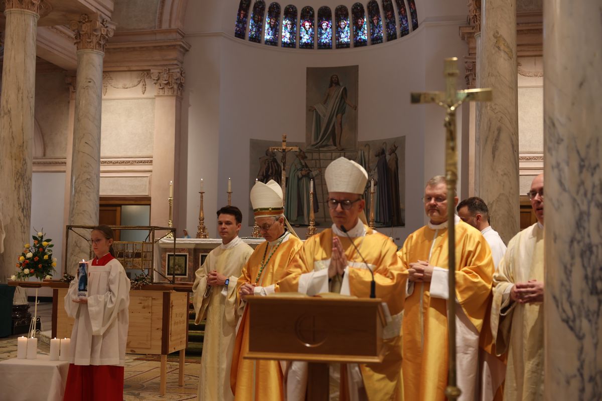 Bischof Dr. Franz Jung feierte am Sonntag, 6. Oktober, einen Gottesdienst zum Abschluss der Irlandwallfahrt mit den Reliquien der Frankenapostel in der Kathedrale von Cavan. Im Anschluss wurde der Schrein mit den Häuptern der Märtyrer für den Rücktransport nach Würzburg sicher verpackt.