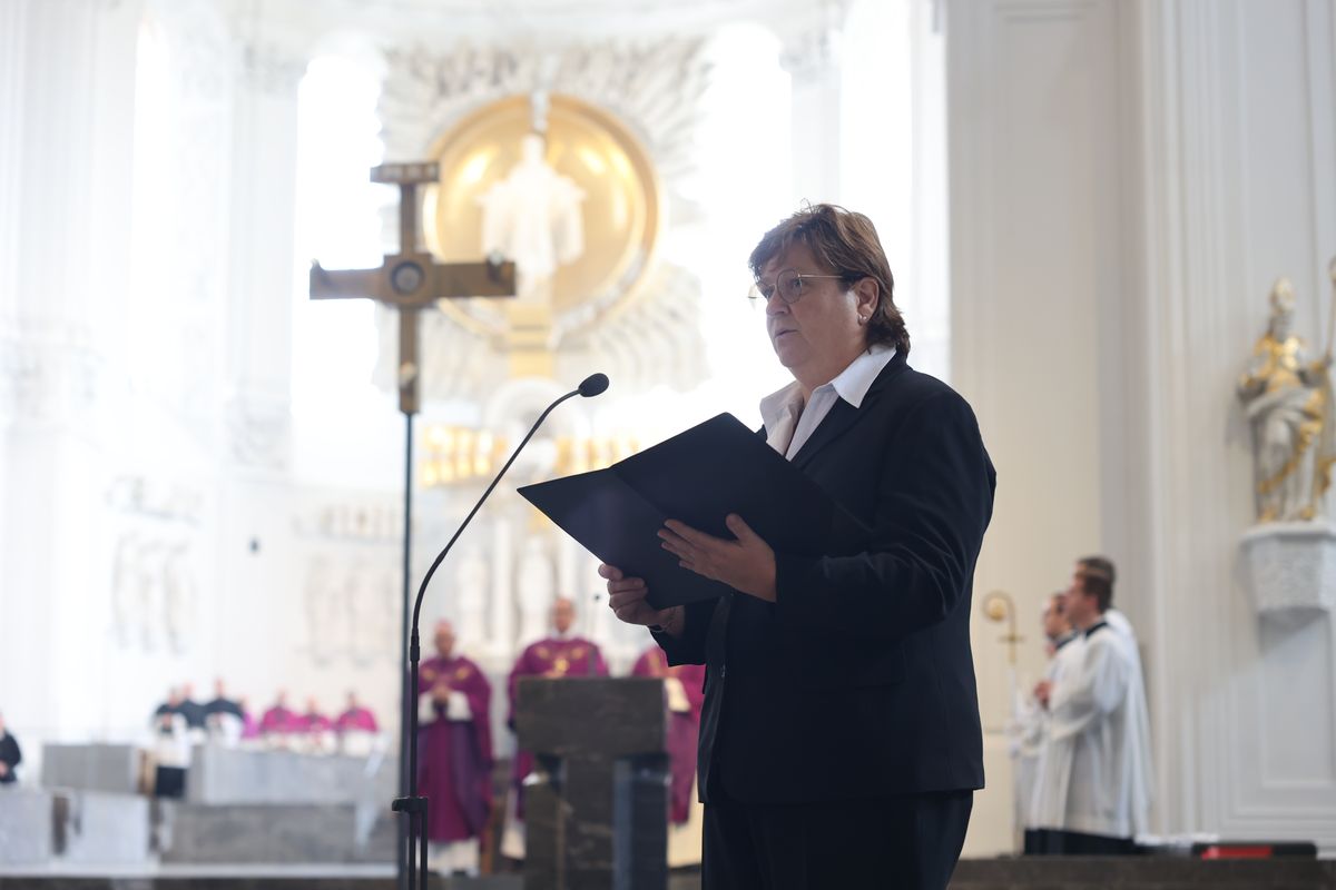 Bischof Dr. Franz Jung feierte am Samstag, 12. Oktober, im Würzburger KIliansdom ein Pontifikalrequiem für Weihbischof em. Helmut Bauer. Die anschließende Beisetzung leitete Dompropst Weihbischof Paul Reder.
