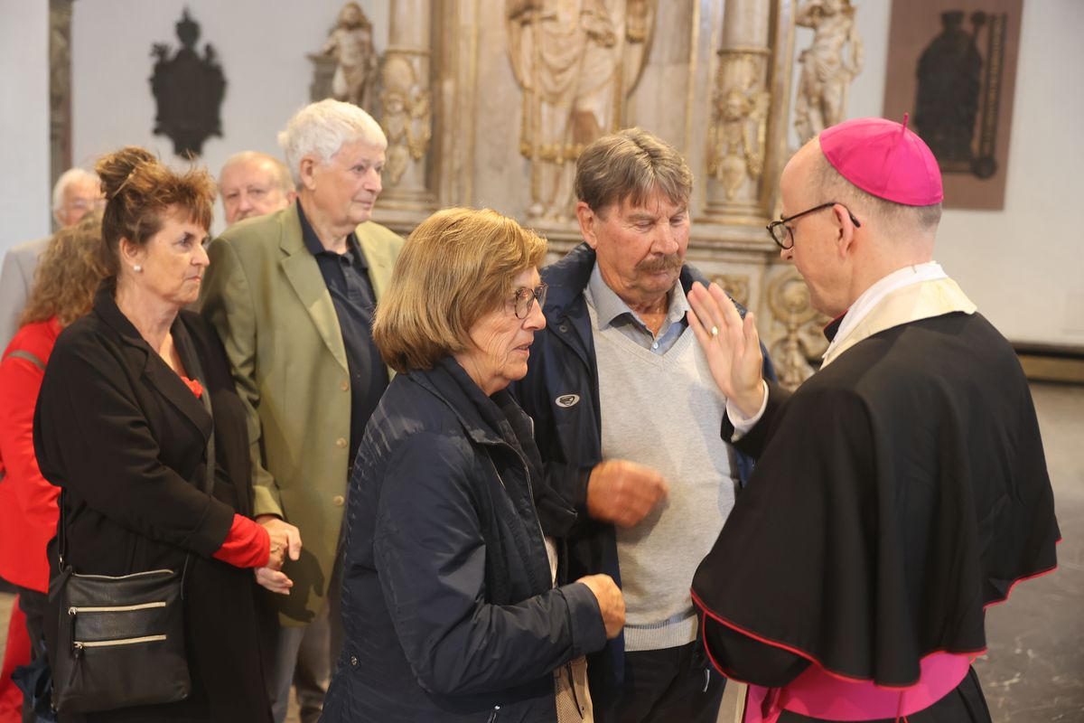 Seelsorgerinnen und Seelsorger spendeten nach dem Gottesdienst den Jubelpaaren individuell den Segen. 
