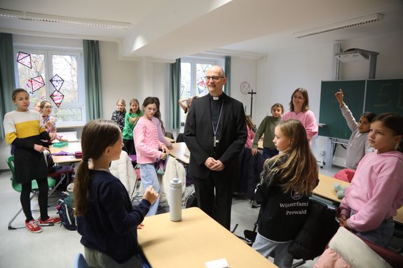 Bischof Dr. Franz Jung im Gespräch mit Schülerinnen. Bischof Dr. Franz Jung im Gespräch mit Schülerinnen.