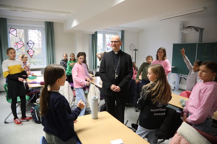 Bischof Dr. Franz Jung im Gespräch mit Schülerinnen.