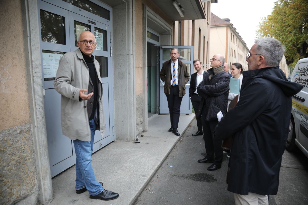 Rainer Jäckel (links) ist Dienststellenleiter der Flüchtlingsberatung Würzburg. Rechts in der Mitte Bischof Dr. Franz jUng. Rainer Jäckel (links) ist Dienststellenleiter der Flüchtlingsberatung Würzburg. Rechts in der Mitte Bischof Dr. Franz jUng.