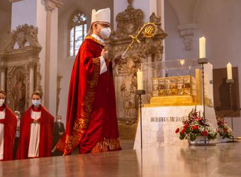 Bischof Dr. Franz Jung hat am Hochfest der Frankenapostel, Donnerstag, 8. Juli, mit haupt- und ehrenamtlichen Mitarbeiterinnen und Mitarbeitern der Caritas ein Pontifikalamt im Würzburger Kiliansdom gefeiert.