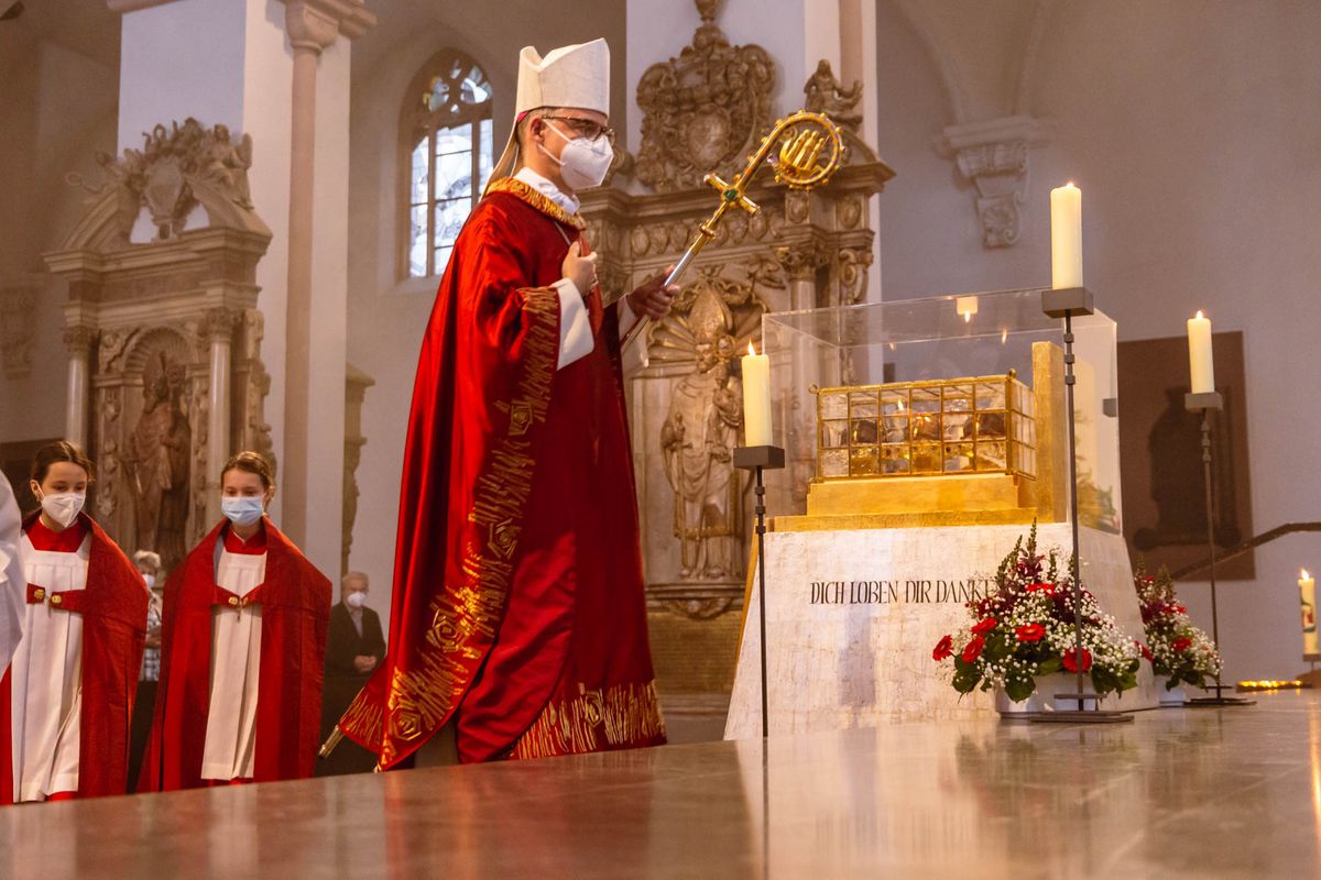 Bischof Dr. Franz Jung hat am Hochfest der Frankenapostel, Donnerstag, 8. Juli, mit haupt- und ehrenamtlichen Mitarbeiterinnen und Mitarbeitern der Caritas ein Pontifikalamt im Würzburger Kiliansdom gefeiert.