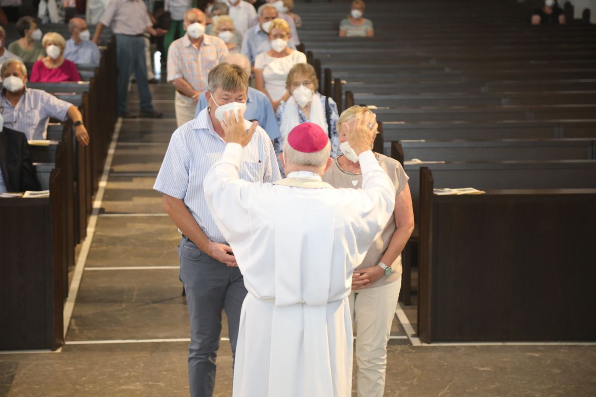 2621/0622 - Ehejubilare Gold mit Weihbischof Ulrich Boom_27897 Weihbischof Ulrich Boom feierte am Montagnachmittag, 26. Juni, einen Gottesdienst für Ehepaare, die 2020 oder 2021 ihr goldenes, diamantenes oder eisernes Ehejubiläum hatten. Im Anschluss konnten sich die Paare segnen lassen.