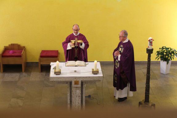 Bischof Dr. Franz Jung hat in der direkt von außen zugänglichen Hauskapelle des Seniorenstifts des Würzburger Juliusspitals eine heilige Messe gefeiert. Rechts Pfarrer Bernhard Stühler, Pfarrer der Juliusspitalpfarrei Sankt Kilian. 