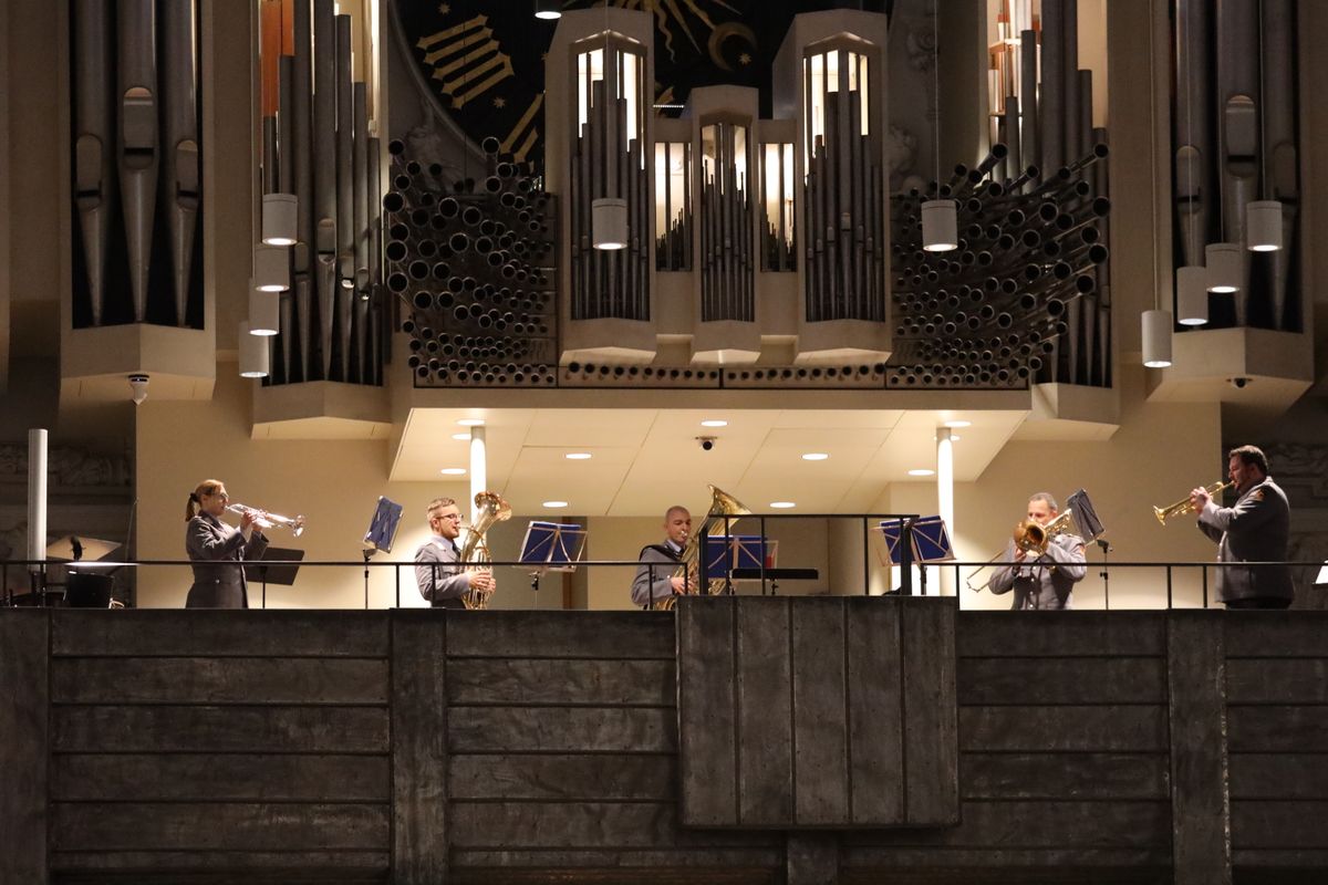 Eine Bläserensemble des Heeresmusikkorps Veitshöchheim gestaltete den Gottesdienst musikalisch mit. 