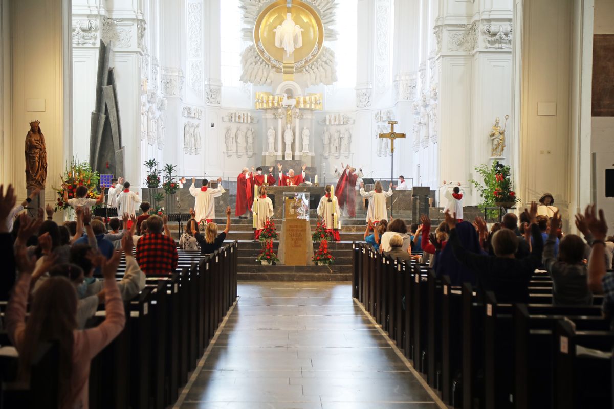 2721/0661 Ministranten-Gottesdienst_28698 Weihbischof Ulrich Boom hat anlässlich der Kiliani-Wallfahrtswoche mit den Ministranten einen Gottesdienst im Würzburger Dom gefeiert.