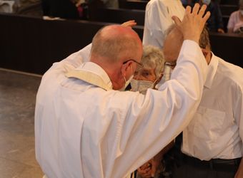 Bischof em. Dr. Friedhelm Hofmann feierte am Freitagnachmittag, 25. Juni, einen Dankgottesdienst mit Ehepaaren, die seit 50, 60 oder 65 Jahren verheiratet sind. Anschließend spendeten der Bischof sowie weitere Priester und Diakone den Jubilaren mit Abstand den Segen.