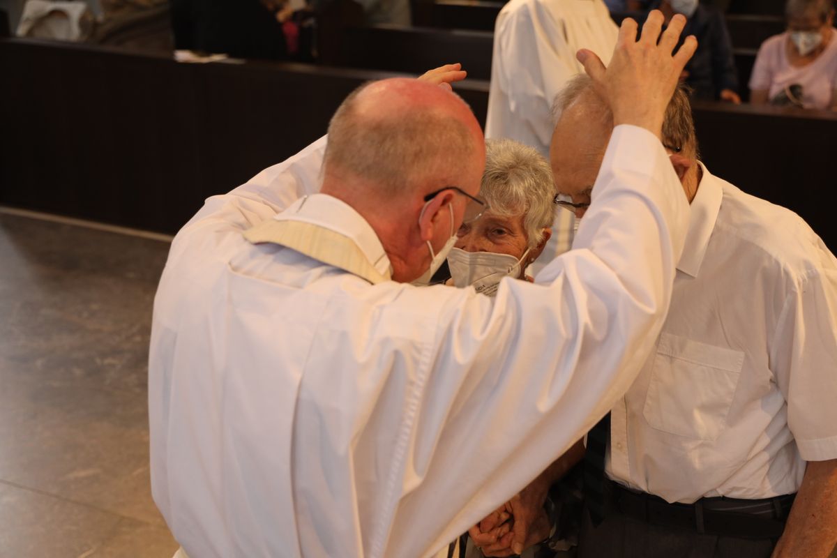 Bischof em. Dr. Friedhelm Hofmann feierte am Freitagnachmittag, 25. Juni, einen Dankgottesdienst mit Ehepaaren, die seit 50, 60 oder 65 Jahren verheiratet sind. Anschließend spendeten der Bischof sowie weitere Priester und Diakone den Jubilaren mit Abstand den Segen.