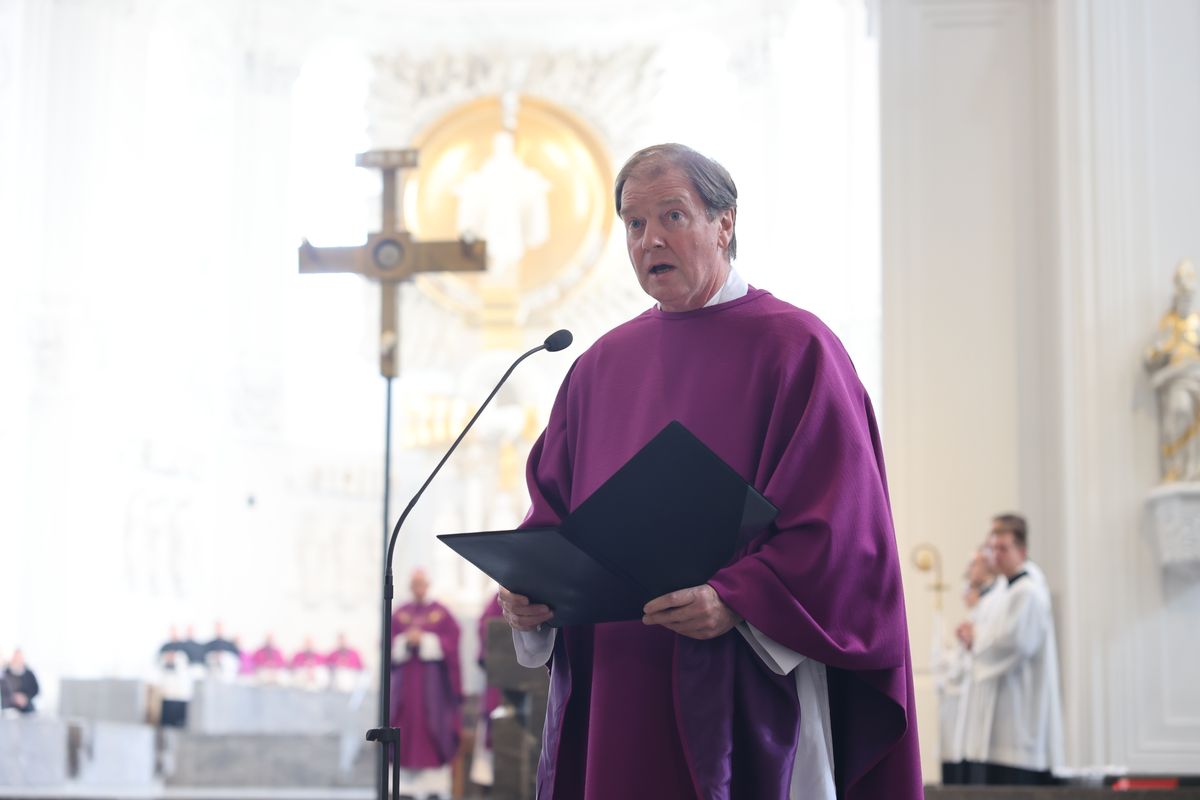 Bischof Dr. Franz Jung feierte am Samstag, 12. Oktober, im Würzburger KIliansdom ein Pontifikalrequiem für Weihbischof em. Helmut Bauer. Die anschließende Beisetzung leitete Dompropst Weihbischof Paul Reder.