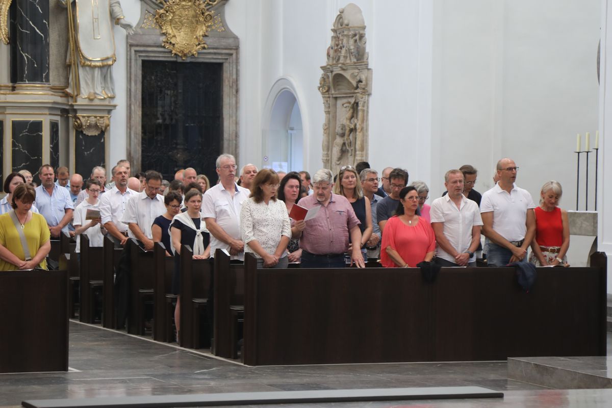 Mit rund 1000 Eheleuten, die in diesem Jahr Silberhochzeit haben, feierte Bischof Dr. Franz Jung am Freitagabend, 4. Juli 2025, einen Pontifikalgottesdienst im Kiliansdom. Im Anschluss erteilten er, Weihbischof Paul Reder sowie weitere Seelsorgerinnen und Seelsorger den Paaren einzeln den Segen.