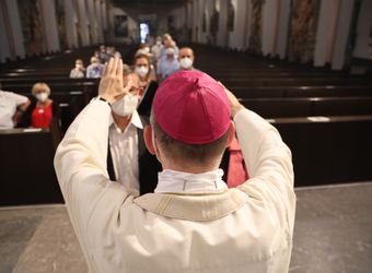Mit rund 100 Ehepaaren aus der ganzen Diözese hat Bischof Dr. Franz Jung am Montagabend, 28. Juni, einen Gottesdienst im Würzburger Kiliansdom gefeiert. Eingeladen waren Ehejubilare, die in den Jahren 2020 und 2021 ihr silbernes Ehejubiläum feiern. Nach dem Gottesdienst ließen sich die Ehepartner von Bischof Jung und weiteren Priestern und Diakonen mit Abstand segnen.