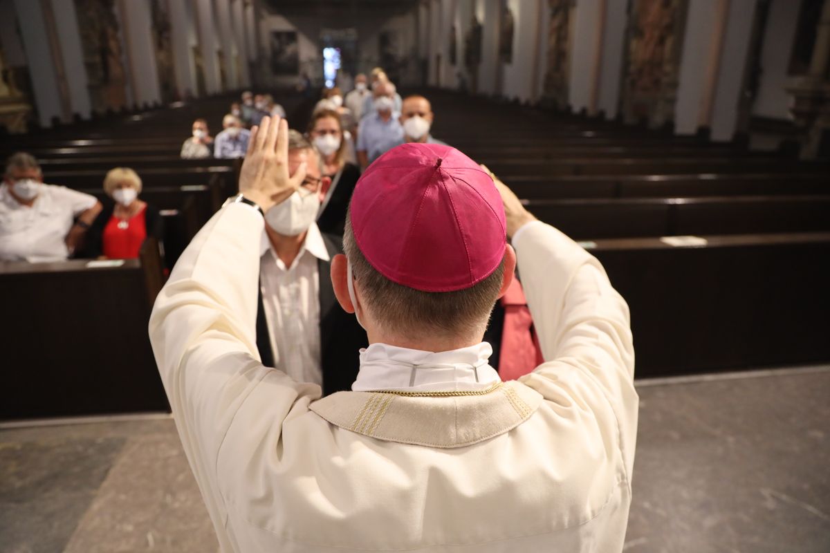 2621/0619 Ehejubilare Bischof 28. Juni Abend_27988 Mit rund 100 Ehepaaren aus der ganzen Diözese hat Bischof Dr. Franz Jung am Montagabend, 28. Juni, einen Gottesdienst im Würzburger Kiliansdom gefeiert. Eingeladen waren Ehejubilare, die in den Jahren 2020 und 2021 ihr silbernes Ehejubiläum feiern. Nach dem Gottesdienst ließen sich die Ehepartner von Bischof Jung und weiteren Priestern und Diakonen mit Abstand segnen.