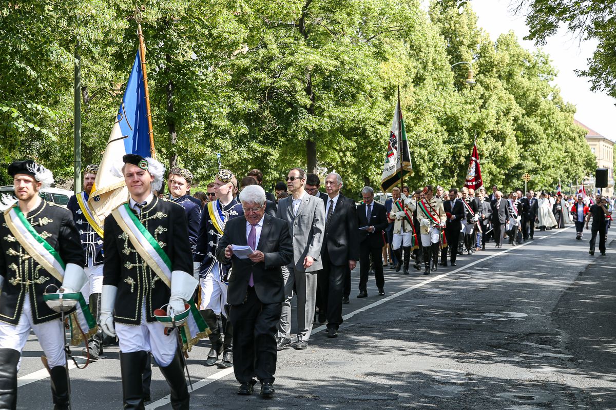 Die Fronleichnamsprozession in Würzburg stand unter dem Motto "Denn Gott hat uns nicht einen Geist der Verzagtheit gegeben, sondern den Geist der Kraft, der Liebe und Besonnenheit".