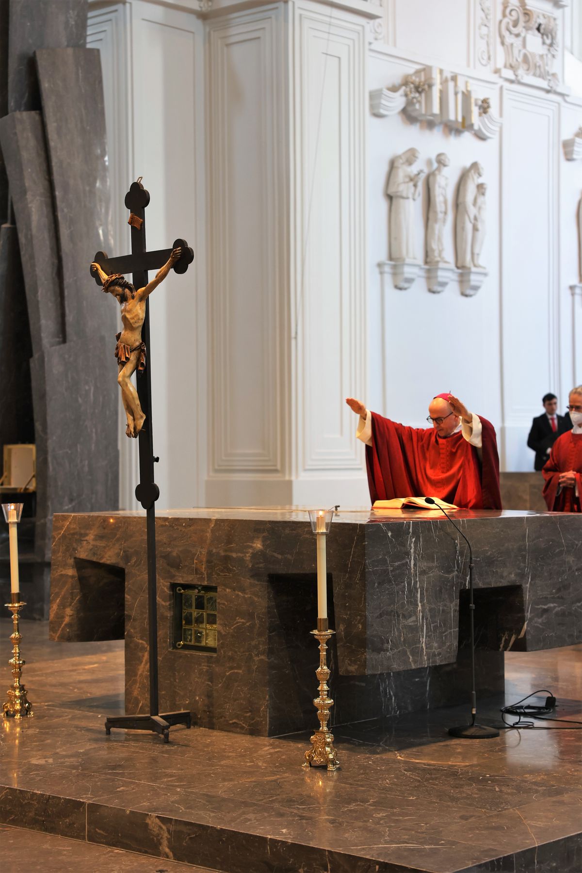 Bischof Dr. Franz Jung hat am Karfreitag, 15. April, die Liturgie vom Leiden und Sterben Jesu im Kiliansdom gefeiert. Bischof Dr. Franz Jung hat am Karfreitag, 15. April, die Liturgie vom Leiden und Sterben Jesu im Kiliansdom gefeiert.