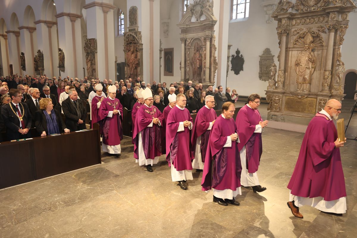 Bischof Dr. Franz Jung feierte am Samstag, 12. Oktober, im Würzburger KIliansdom ein Pontifikalrequiem für Weihbischof em. Helmut Bauer. Die anschließende Beisetzung leitete Dompropst Weihbischof Paul Reder.