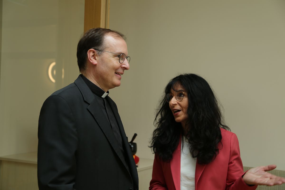 Weihbischof Paul Reder hat am Mittwoch, 9. Juli, einen Kiliani-Gottesdienst in der Kapelle der Ritaschwestern am Juliusspital Hospiz in Würzburg gefeiert. Nach dem Gottesdienst besuchte er das Hospiz und kam in den Austausch mit Mitarbeitenden und Gästen.