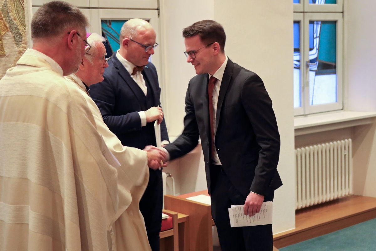 Bischof em. Dr. Friedhelm Hofmann verlieh Jonas Pluhatsch im Auftrag von Bischof Dr. Franz Jung die Missio Canonica. Bischof em. Dr. Friedhelm Hofmann verlieh Jonas Pluhatsch im Auftrag von Bischof Dr. Franz Jung die Missio Canonica.