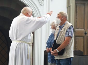 Bischof em. Dr. Friedhelm Hofmann feierte am Mittwochvormittag, 23. Juni, im Kiliansdom einen Pontifikalgottesdienst für Ehejubilare, die in den Jahren 2020 und 2021 auf 50, 60 oder 65 gemeinsame Jahre zurückblicken.