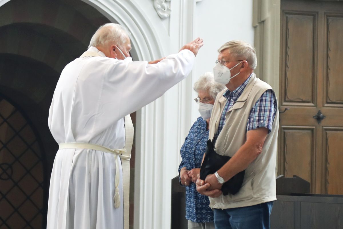 Bischof em. Dr. Friedhelm Hofmann feierte am Mittwochvormittag, 23. Juni, im Kiliansdom einen Pontifikalgottesdienst für Ehejubilare, die in den Jahren 2020 und 2021 auf 50, 60 oder 65 gemeinsame Jahre zurückblicken. Bischof em. Dr. Friedhelm Hofmann feierte am Mittwochvormittag, 23. Juni, im Kiliansdom einen Pontifikalgottesdienst für Ehejubilare, die in den Jahren 2020 und 2021 auf 50, 60 oder 65 gemeinsame Jahre zurückblicken.